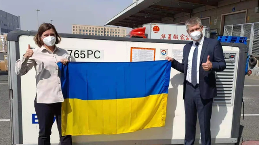 Вакцина CoronaVac полетіла в Україну