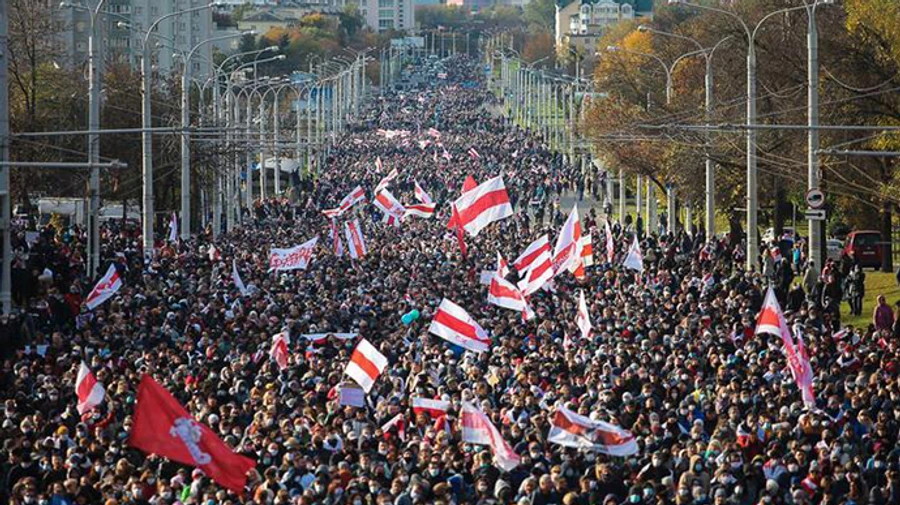 Протести в Мінську: десятки тисяч людей, знову затримання