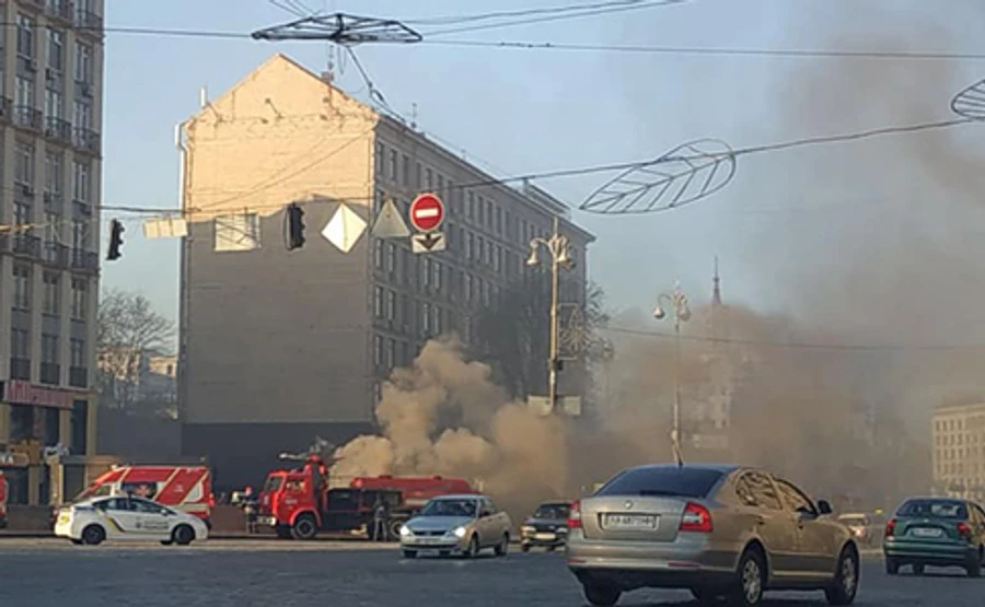 Из-за пожара на Крещатике повреждены кабели Укртелекома