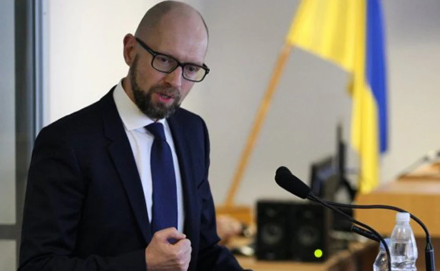 Яценюк тоже хочет новую Конституцию