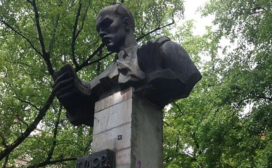 Во Львове люди в балаклавах хотели снести памятник писателю