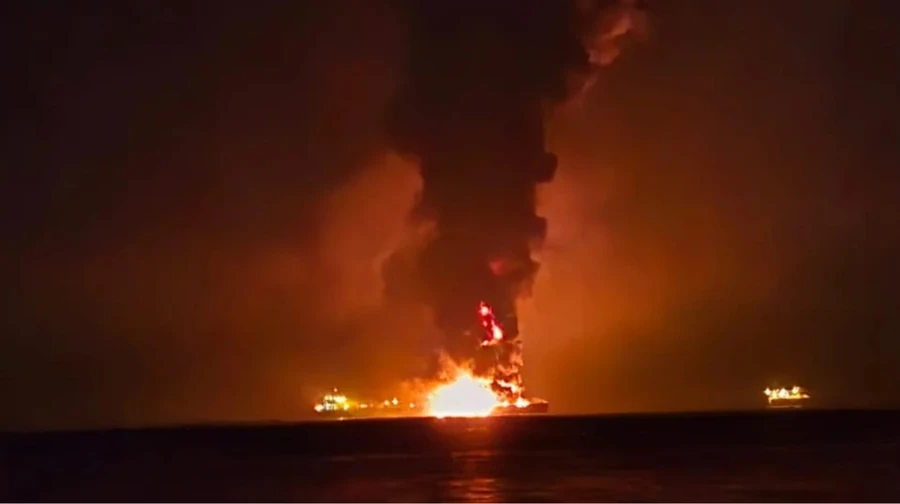 Після ймовірної атаки Ірану в Перській затоці загорілися нафтові танкери, загинула людина – ЗМІ