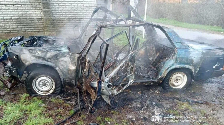 Росіяни вдарили дроном по авто у Нікополі: 3 поранених