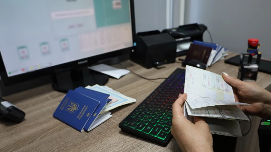 Чоловіки призовного віку використовують літніх людей, щоб виїхати за кордон