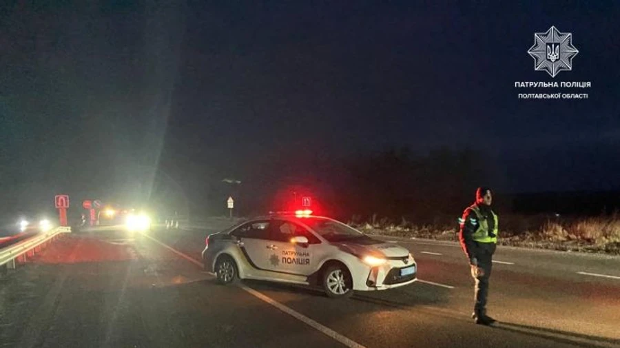 На Полтавщине микроавтобус столкнулся с грузовиком, есть погибшие, движение перекрыто
