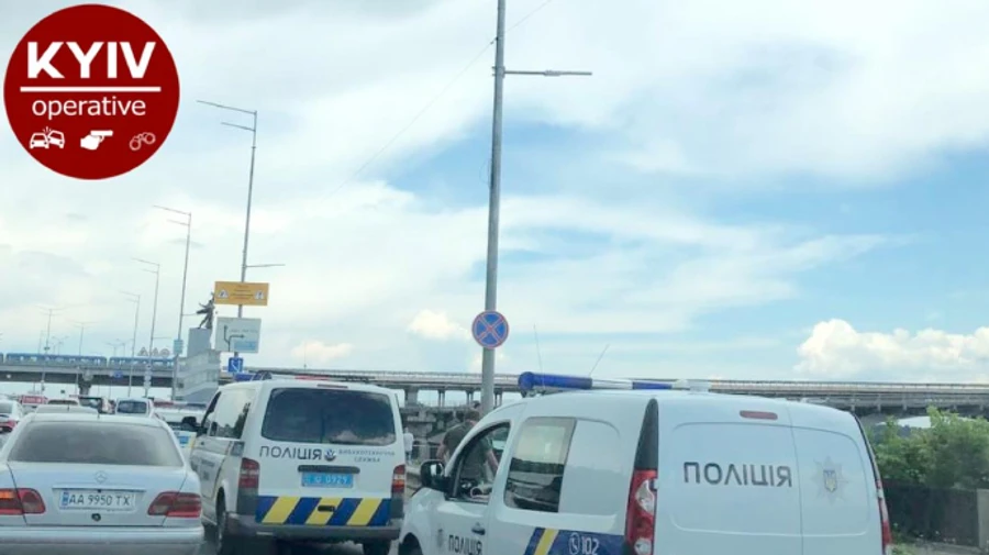 В Киеве остановили движение по мосту Метро: проверяли на взрывчатку