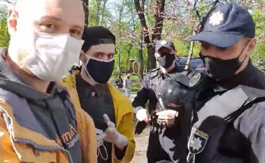 Полицейские напали на журналиста на митинге против карантина: основание – газон