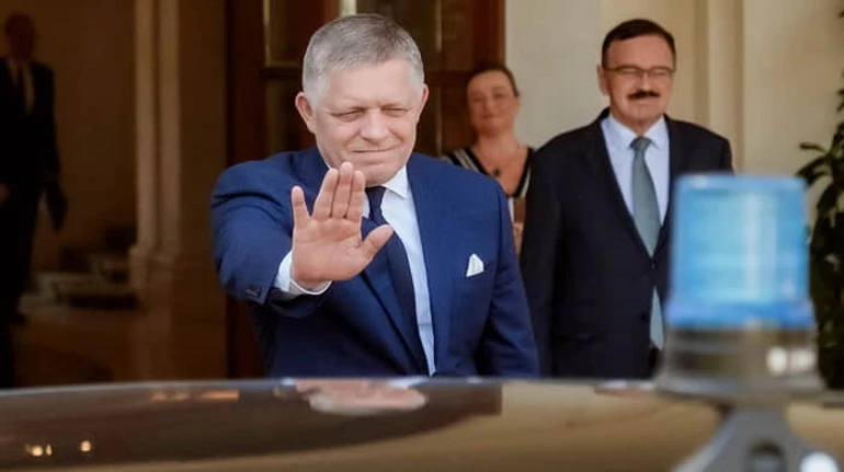 Фіцо між двох вогнів: чому Словаччина блокує санкції проти РФ і що хоче натомість