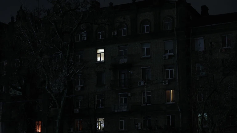 Частині Дніпра повернули світло після кількох днів блекауту
