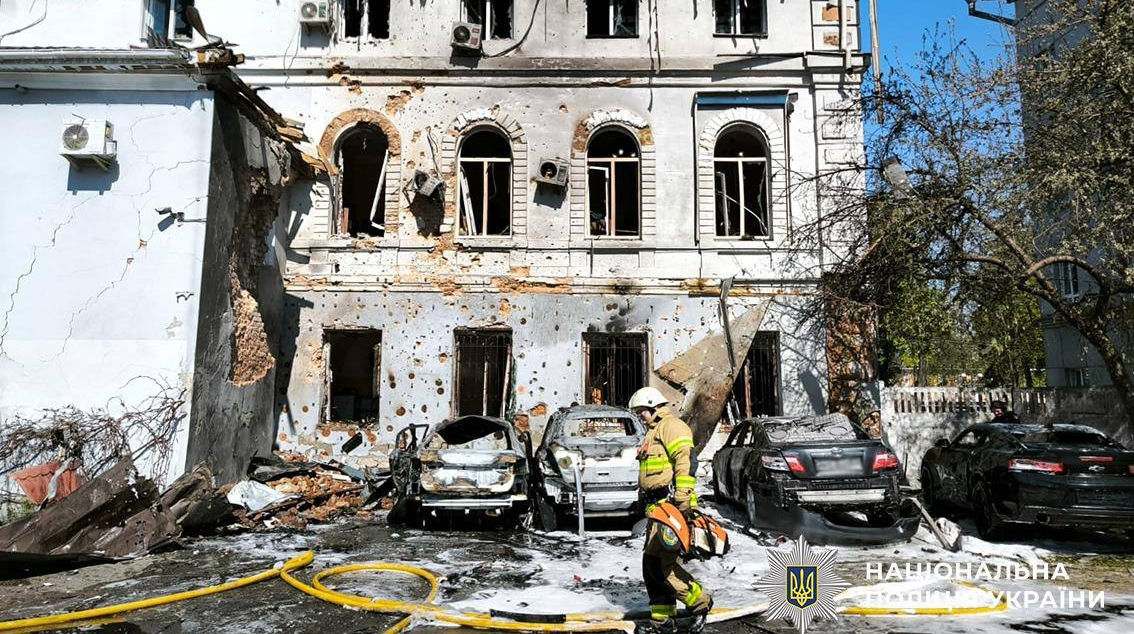 Росіяни били по Чернігову та області: 6 постраждалих, вирували пожежі