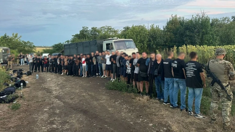 Антирекорд трансфера за границу: в Одесской области остановили КамАЗ, под верх забитый мужчинами