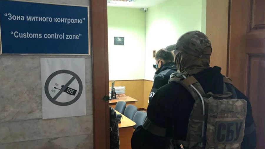 На двох митницях виявили корупційні схеми з вантажівками: збитки мільйонні