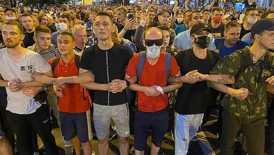 Білорусів закликають до страйку, вимагають нових виборів