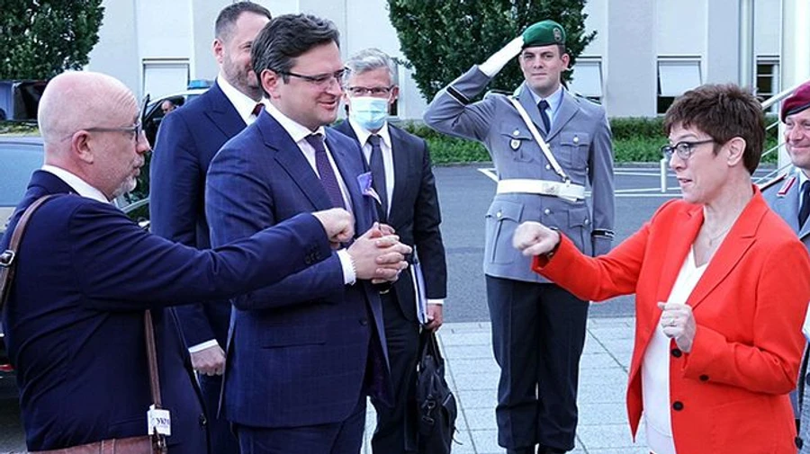 Міністр оборони передав німецькій колезі докази участі Росії у війні на Донбасі