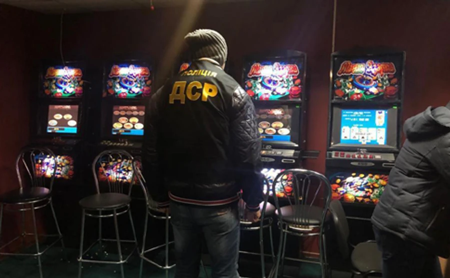 На гральні заклади полює майже тисяча поліцейських мобільних груп