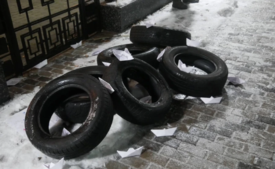 Під посольство РФ у Києві принесли шини і паперові кораблики