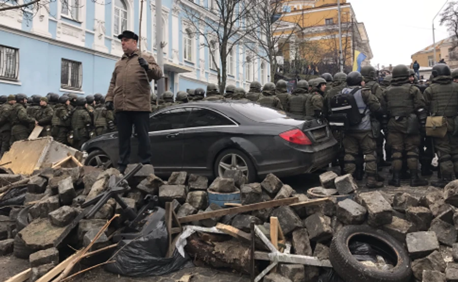 Прихильники Саакашвілі розібрали паркан на барикади