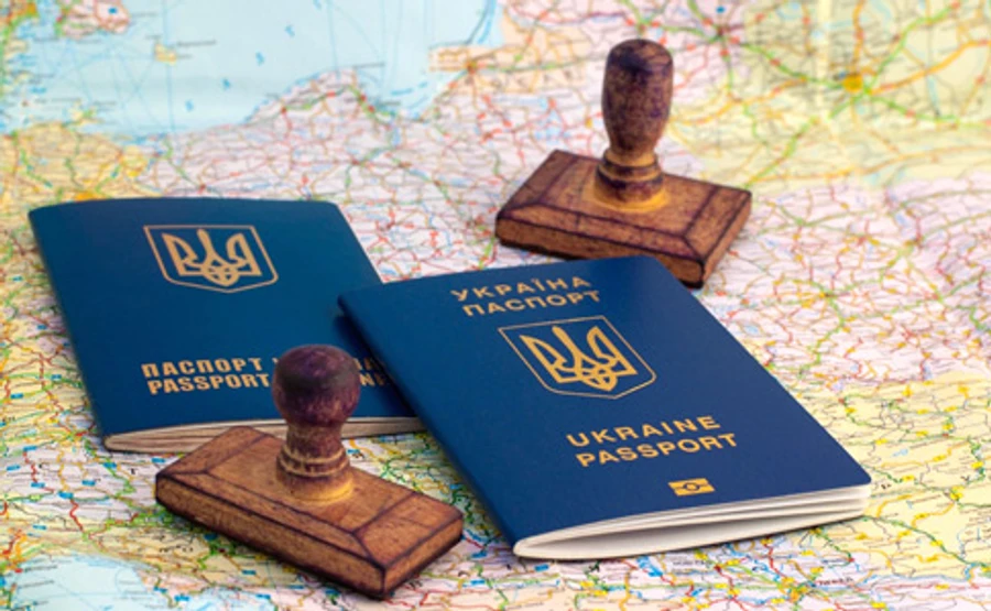 ЄС: Кримчани зможуть їхати в ЄС без віз лише з біометричним паспортом України