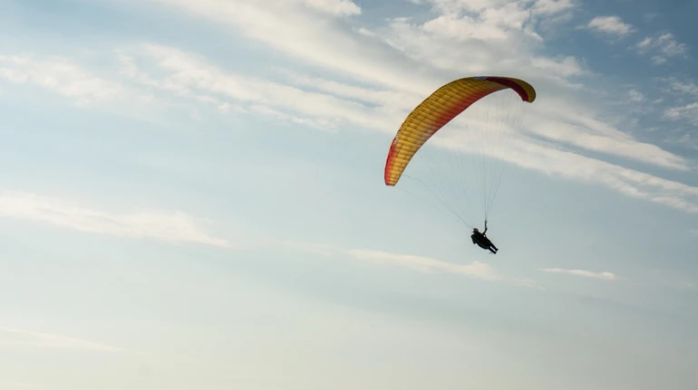 Австралієць під час стрибка з парашутом зачепився за крило літака і завис у повітрі: як він вижив