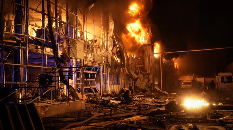 Росіяни дронами знищили великий автосалон в Одесі