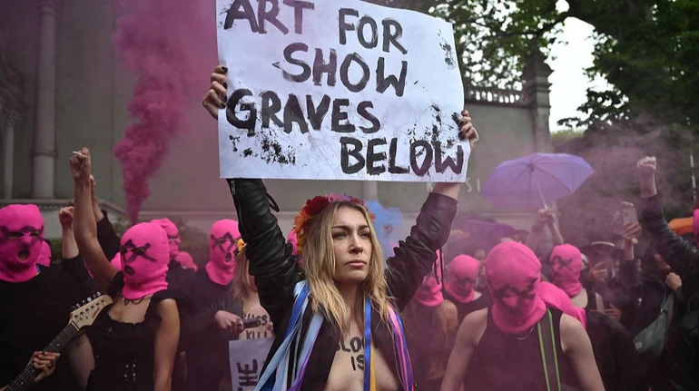 FEMEN та Pussy Riot провели акцію протесту біля російського павільйону на бієнале
