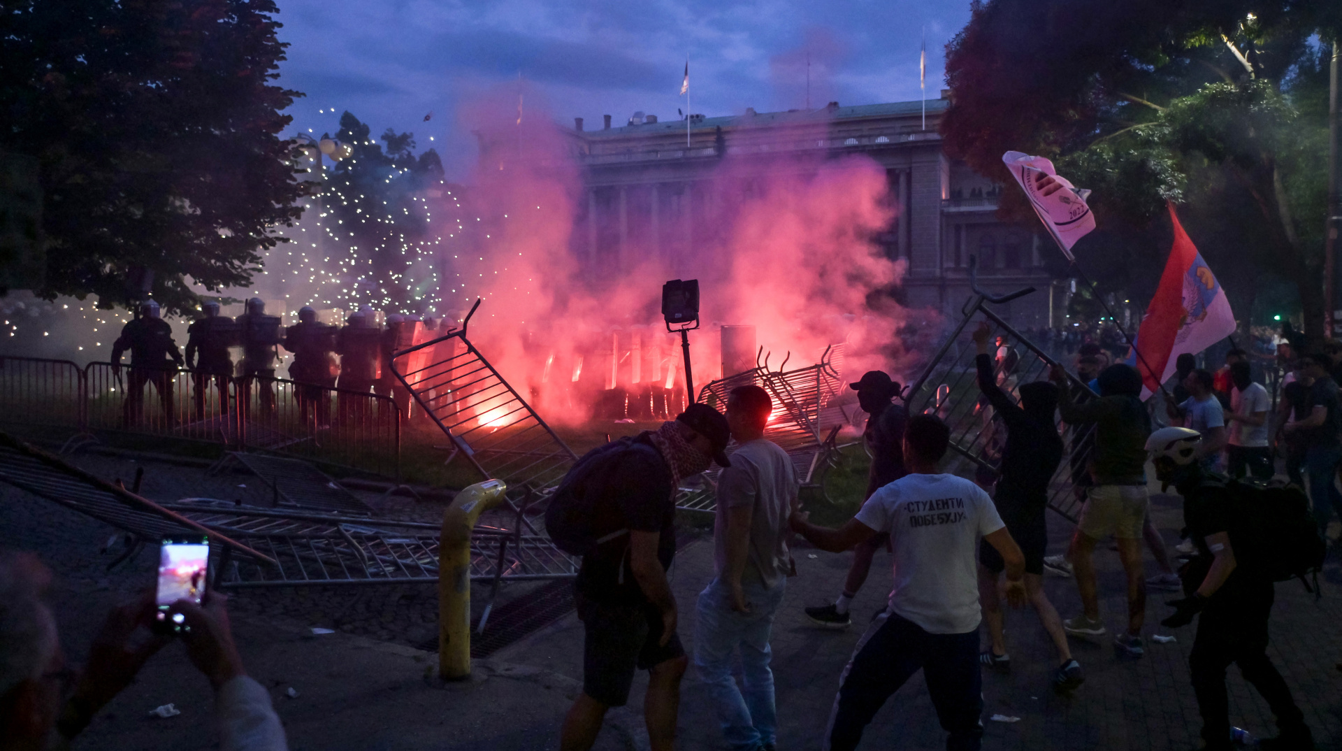 У Сербії під час багатотисячних протестів проти Вучича спалахнули сутички з поліцією