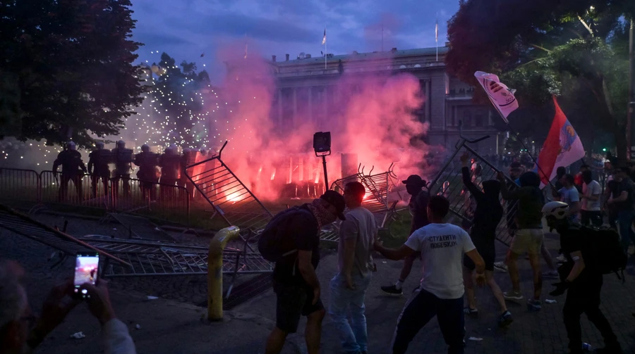 В Белграде произошли столкновения между полицией и демонстрантами, требующими отставки Вучича