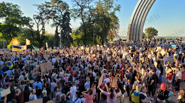 В Киеве проходит шествие за диалог и в поддержку Федорова