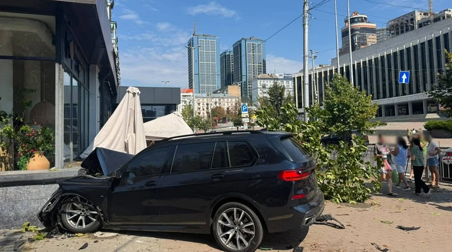 У Києві автівка влетіла на терасу закладу: є постраждалий