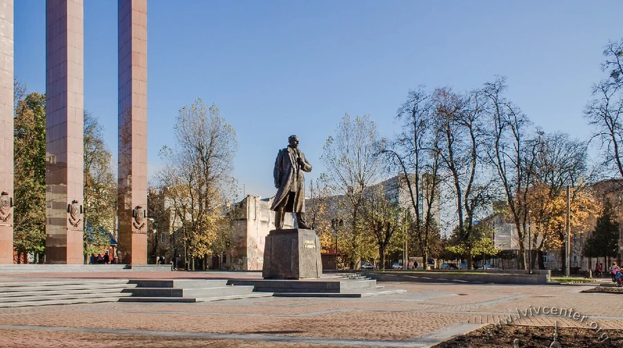 Будьте обережні, обираючи героїв з минулого: Сікорський відповів, як зупинити напади на українців у Польщі