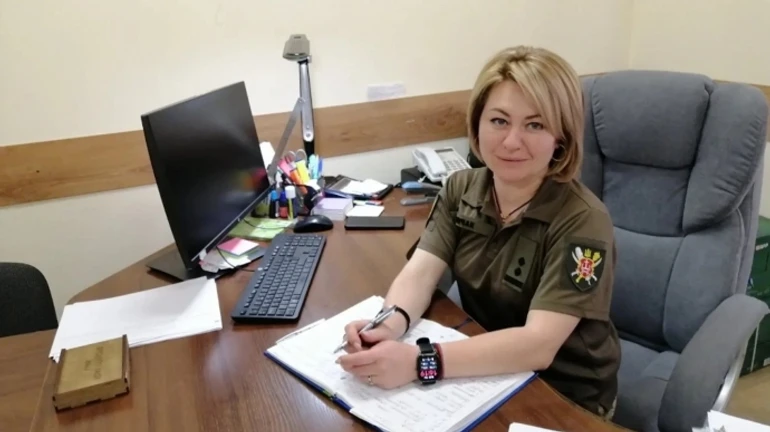 Вдарила військовозобов’язаного по голові і почала душити: заступниця начальника ТЦК отримала підозру