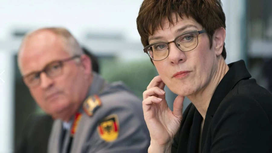 Министр обороны Германии обвинила Россию в провокациях из-за наращивания войск