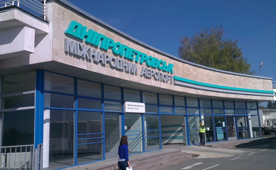 У Дніпрі закрили аеропорт через знайдені в землі боєприпаси