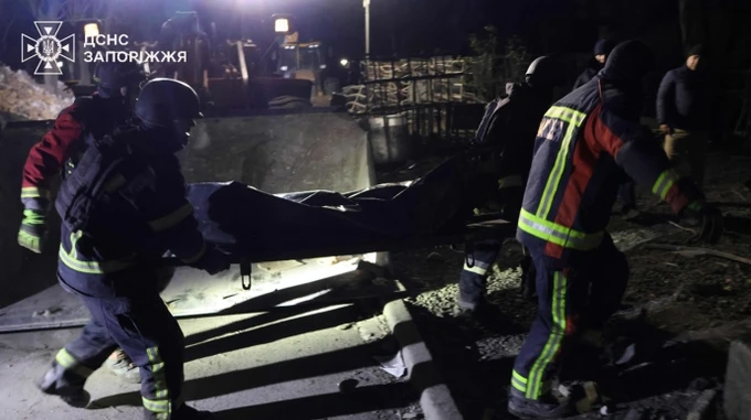 Ракетний удар по Запоріжжю: з-під завалів деблокували тіло загиблого, 11 людей поранені