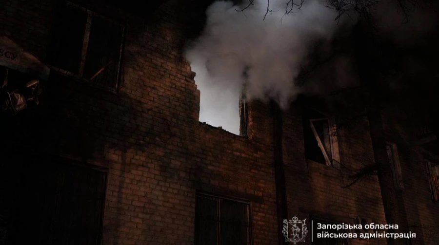 Ворог вдарив по Запоріжжю, виникла пожежа в закладі освіти