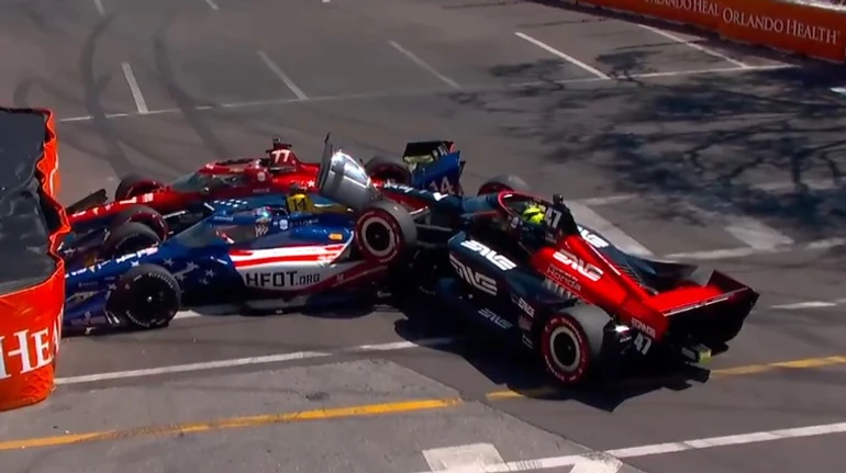 Дебют сина Шумахера в IndyCar завершився масовою аварією вже на стартовому колі