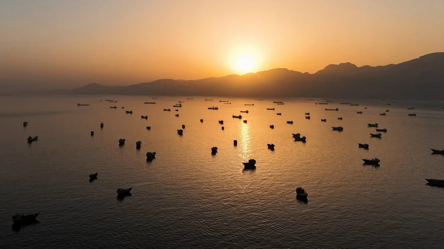 Oil tankers start leaving Strait of Hormuz, Trump says