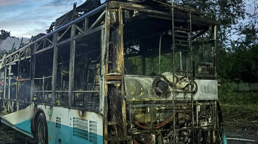 Росіяни скинули 6 КАБів на Суми: поранений водій тролейбуса