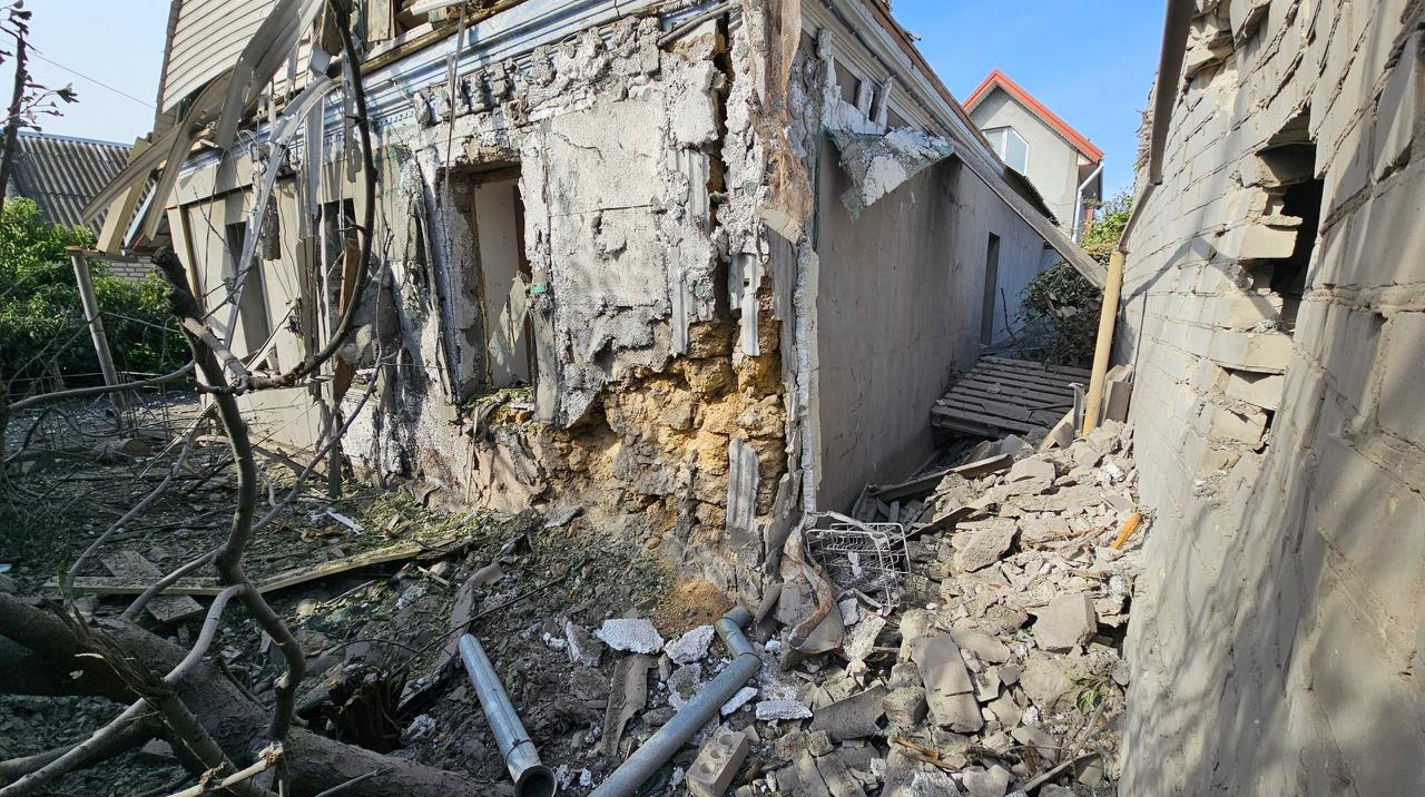 Окупанти з артилерії вдарили по Херсону, загинув чоловік