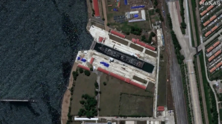 Пошкоджений військовий корабель з КНДР перемістили в док біля кордону з Росією