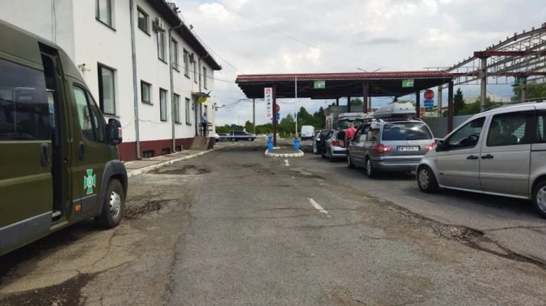 Трое бывших депутатов выехали из Украины под видом волонтеров – NGL.media