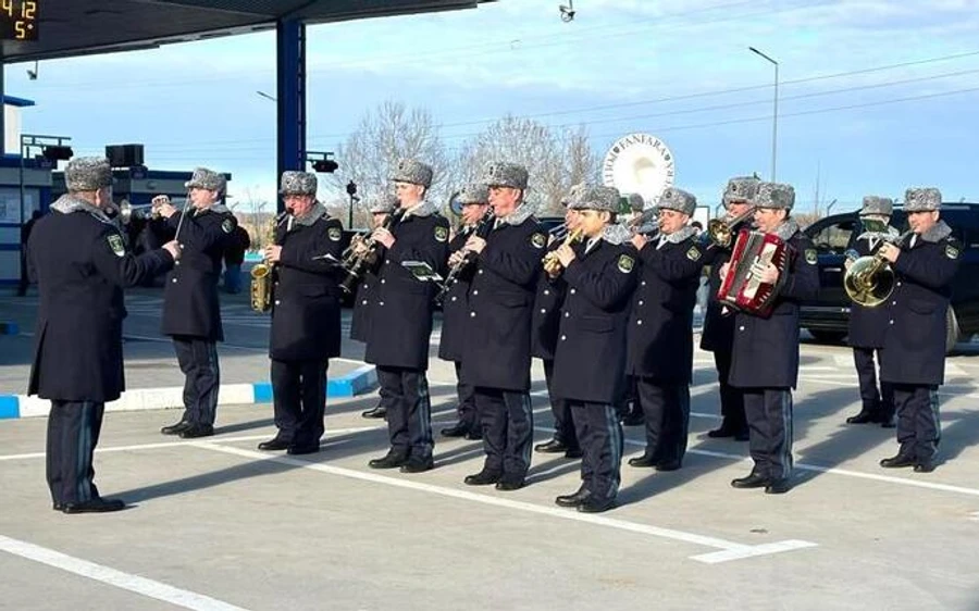 Moldovan border guards wish their Ukrainian counterparts a merry Christmas 