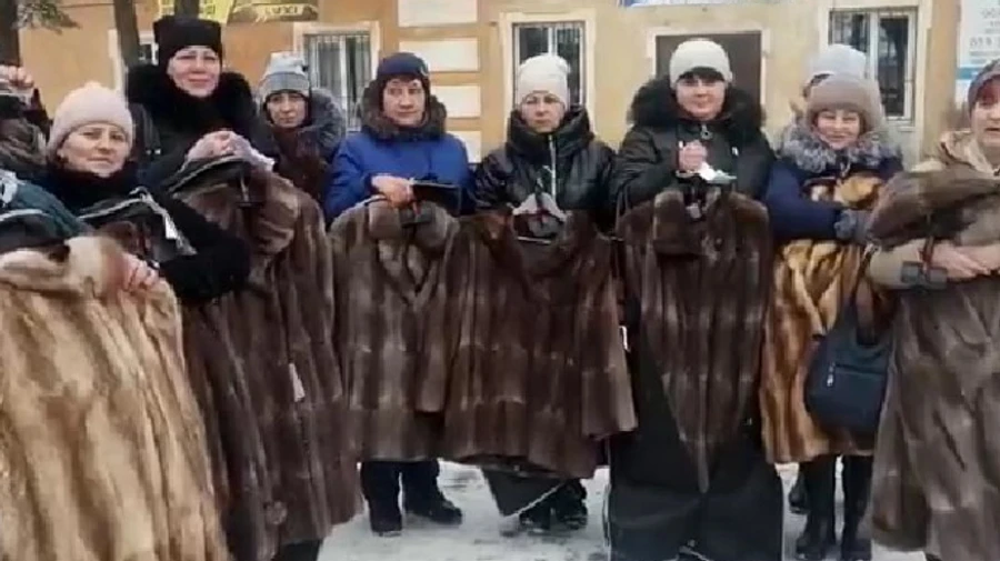 От чистого сердца: женам погибших оккупантов на Донбассе раздали по шубе