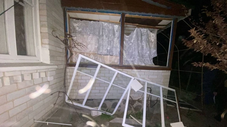 Росіяни атакували Київщину: пошкоджено будинки та авто, спалахнула пожежа