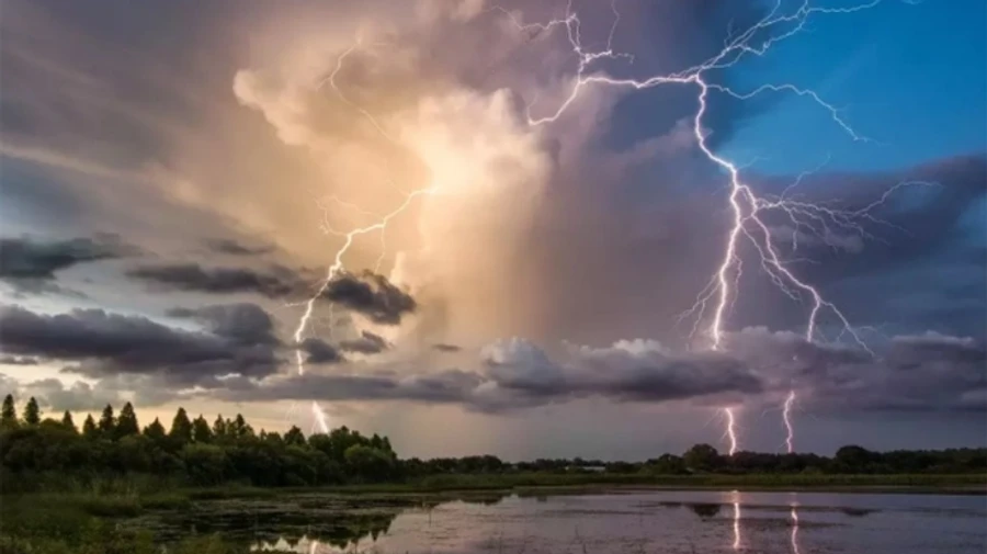 Синоптики предупредили об опасной погоде