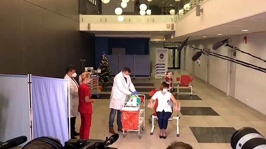 У Польщі перші вакцини отримали медики