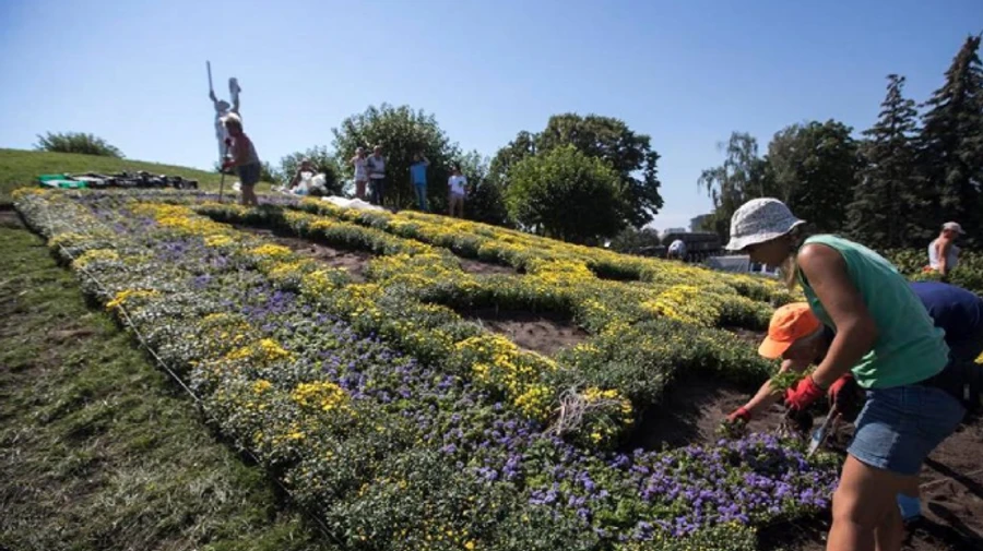 Над Киевом поднимут самый большой флаг Украины, только флагшток весит 32 тонны