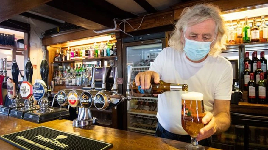 После 3 месяцев паузы в Англии заработали пабы, рестораны и парикмахерские