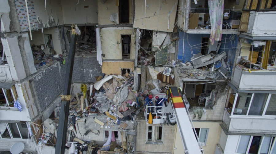 Поврежденный взрывом дом на Позняках полностью демонтируют