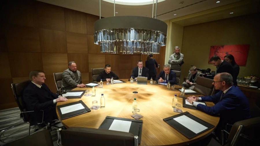 Zelenskyy meets with German opposition leader Merz – video